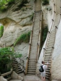 01-Entree-Via-ferrata-Hua_1.jpg